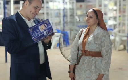 دار مركز العرب والمكتبة الرقمية تستقبل هدى الورداني بمعرض الترسانة وتهديها كتاب «السلام يصنع التعايش»