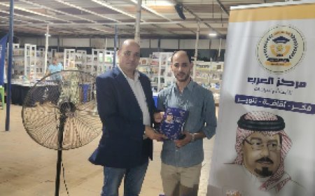 جمال عاشور يطلع على إصدارات مركز العرب بمعرض الترسانة ويشيد بكتاب «السلام يصنع التعايش»