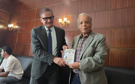 بهجت العبيدي يهدي جراح مصر العالمي د. جمال مصطفى سعيد مؤلفات المفكر علي الشرفاء الحمادي ويدعوه لزيارة مكتب المؤسسة بالنمسا