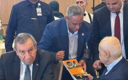 لطلال أبو غزالة رؤية «ومضات على الطريق» وأهداف مؤسسة رسالة السلام بحضور عصام شرف سبتمبر 27,