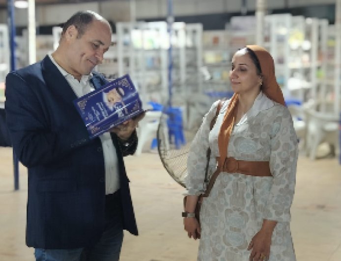دار مركز العرب والمكتبة الرقمية تستقبل هدى الورداني بمعرض الترسانة وتهديها كتاب «السلام يصنع التعايش»