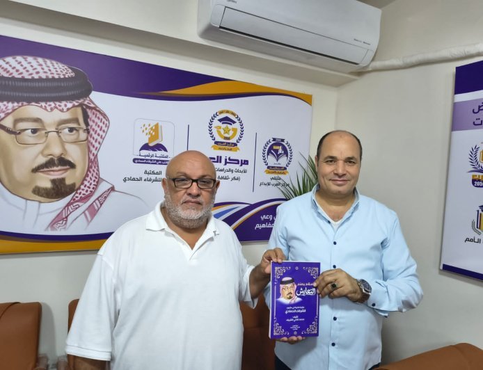 الناشر الليبي علي جابر يزور المكتبة الرقمية للشرفاء الحمادي ويشيد بكتاب «السلام والتعايش»