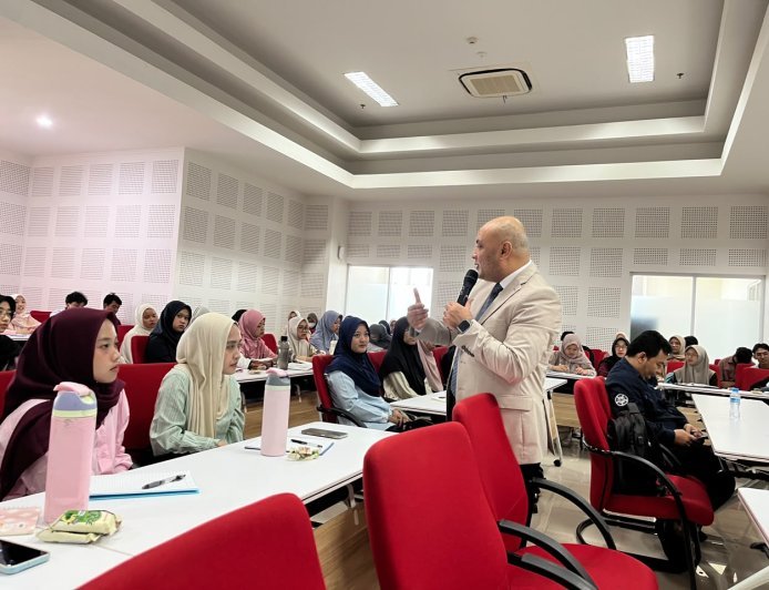 في أعرق وأقدم جامعات إندونيسيا..ثلاث محاضرات بجامعة غاجا مادا عن  رؤى وأفكار  المفكر العربى علي محمد الشرفاء الحمادى