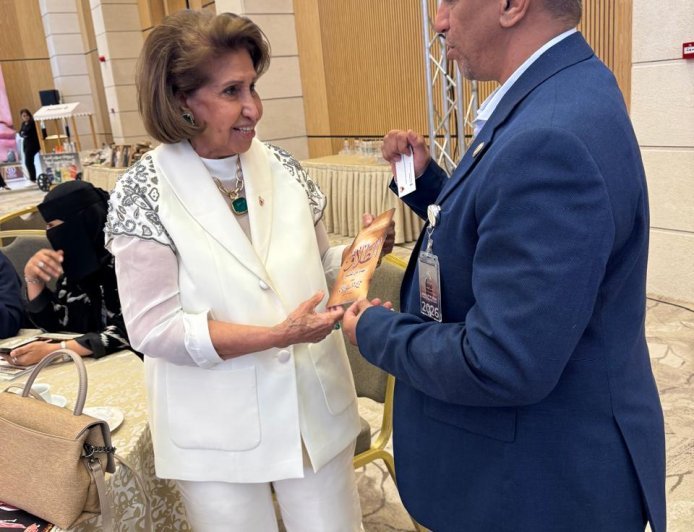 مدير مكتب إسبانيا بمؤسسة رسالة السلام يهدي سمو الشيخة مريم بنت حمد آل خليفة كتب علي محمد الشرفاء ويستعرض خريطة عمل المؤسسة