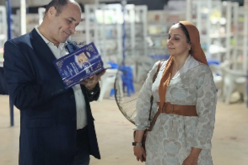 دار مركز العرب والمكتبة الرقمية تستقبل هدى الورداني بمعرض الترسانة وتهديها كتاب «السلام يصنع التعايش»