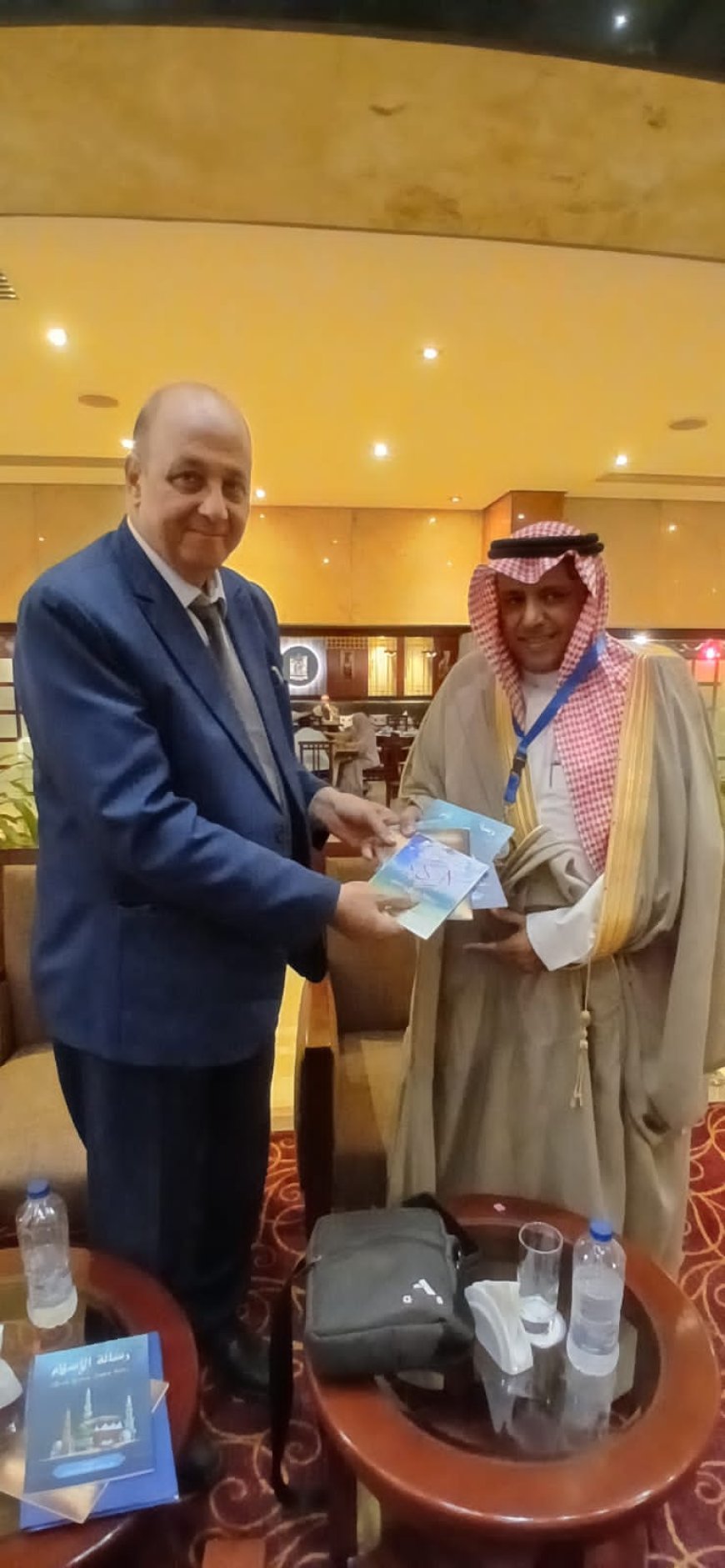 مؤسسة رسالة السلام العالمية تهدي المستشار القانوني السعودي سعيد الهاجري عدداً من مؤلفات المفكر العربي علي الشرفاء