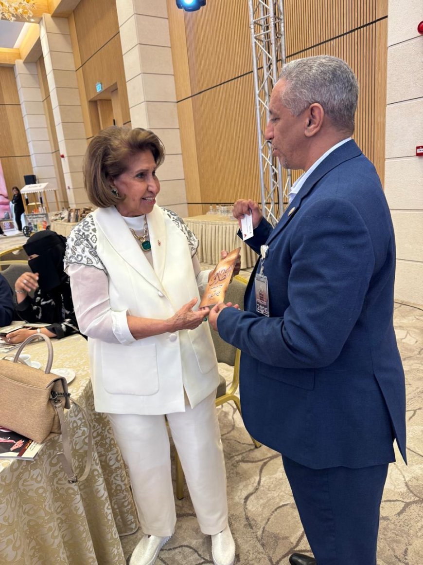 مدير مكتب إسبانيا بمؤسسة رسالة السلام يهدي سمو الشيخة مريم بنت حمد آل خليفة كتب علي محمد الشرفاء ويستعرض خريطة عمل المؤسسة