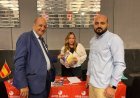 وفد مؤسسة رسالة السلام يلتقي مسؤولة العلاقات الدولية بكلية GBSB الإسبانية ويسلمها نسختين من مؤلفات المفكر علي الشرفاء الحمادي باللغتين الإنجليزية والإسبانية