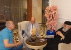 رئيس مجلس أمناء مؤسسة رسالة السلام العالمية بالقاهرة يلتقى مع القس لوقا من القيادات الكنسية بكنيسة كاليفورنيا ويهديه نسختين بالعربية والإنجليزية من كتاب القران يشهد بصحة العقيدة المسيحية للمفكر العربى على الشرفاء