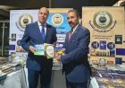 محمد فتحي الشريف يهدي إصدارات «ومضات على الطريق» للدكتور فوزي يونس بمعرض كتاب مركز شباب الجزيرة