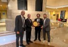 اتحاد الناشرين المصريين يُهدي درع الاتحاد لإدارة الصالون الدولي للكتاب بالجزائر تقديرًا لجهودها وتعزيزًا للعلاقات الثقافية بين مصر والجزائر