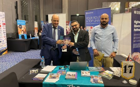وفد مؤسسة رسالة السلام العالمية يلتقي المدير الإقليمي لجامعة Fresenius الألمانية ويهديه كتاب «رسالة الإسلام رحمة وعدل وحرية وسلام» للمفكر العربى على الشرفاء 