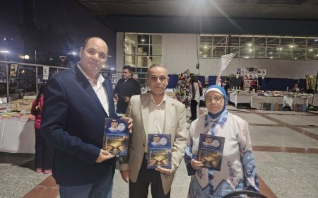 محمد فتحي الشريف يهدي المستشارين قطب أمين سعد ومفيدة أمين إصدارات مؤسسة رسالة السلام بمعرض مركز شباب الجزيرة