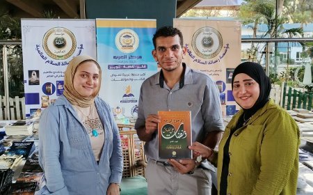مؤسسة رسالة السلام تهدي رواد جناحها بمعرض مركز شباب الجزيرة إصدارات جديدة للمفكر علي الشرفاء الحمادي