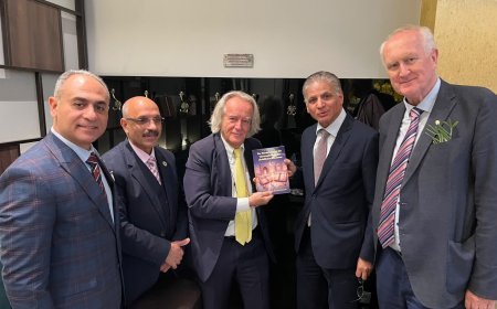 وفد "رسالة السلام العالمية" يهدي مبتكرا نمساويا كتاب "القرآن يشهد بصحة العقيدة المسيحية