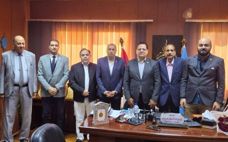 وفد مؤسسة رسالة السلام العالمية يهدي وكيل أول وزارة الشباب والرياضة بالإسكندرية كتابين للمفكر العربي علي الشرفاء الحمادي