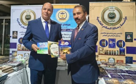 محمد فتحي الشريف يهدي إصدارات «ومضات على الطريق» للدكتور فوزي يونس بمعرض كتاب مركز شباب الجزيرة