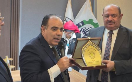 مجدي طنطاوي يهدي مؤلفات علي الشرفاء الحمادي لرئيس النقابة العامة للنقل البري خلال احتفالية نصر أكتوبر