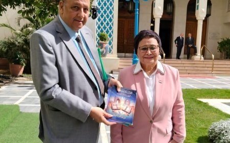على هامش فعالية بجامعة الدول العربية.. رئيس مجلس أمناء مؤسسة رسالة السلام العالمية بالقاهرة يهدي مؤلفات المفكر  علي الشرفاء إلى د. عبلة الألفى نائب وزير الصحة المصري