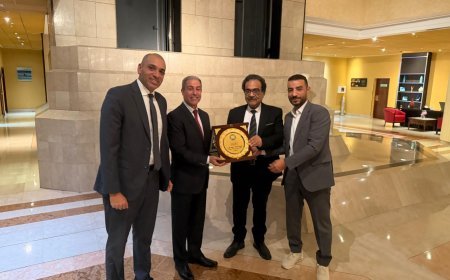 اتحاد الناشرين المصريين يُهدي درع الاتحاد لإدارة الصالون الدولي للكتاب بالجزائر تقديرًا لجهودها وتعزيزًا للعلاقات الثقافية بين مصر والجزائر