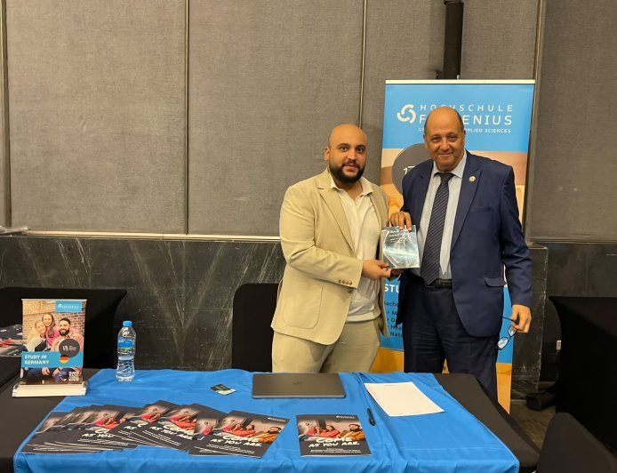 وفد مؤسسة رسالة السلام العالمية يلتقي المدير الإقليمي لجامعة Fresenius الألمانية ويهديه كتاب «رسالة الإسلام رحمة وعدل وحرية وسلام» للمفكر العربى على الشرفاء 