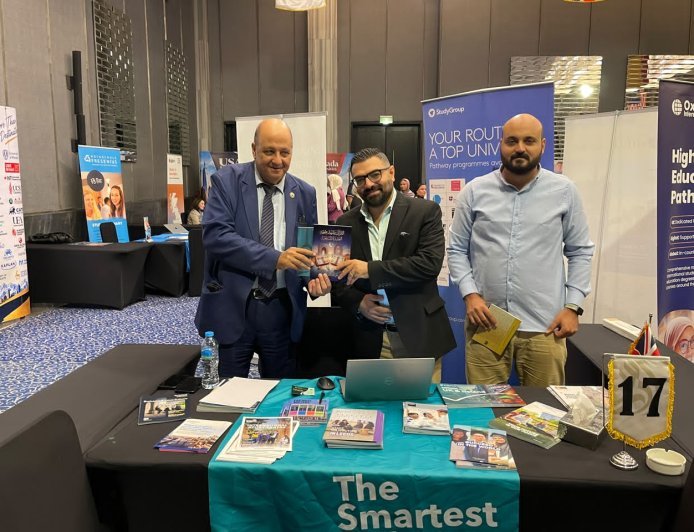 وفد مؤسسة رسالة السلام العالمية يلتقي المدير الإقليمي لجامعة Fresenius الألمانية ويهديه كتاب «رسالة الإسلام رحمة وعدل وحرية وسلام» للمفكر العربى على الشرفاء 