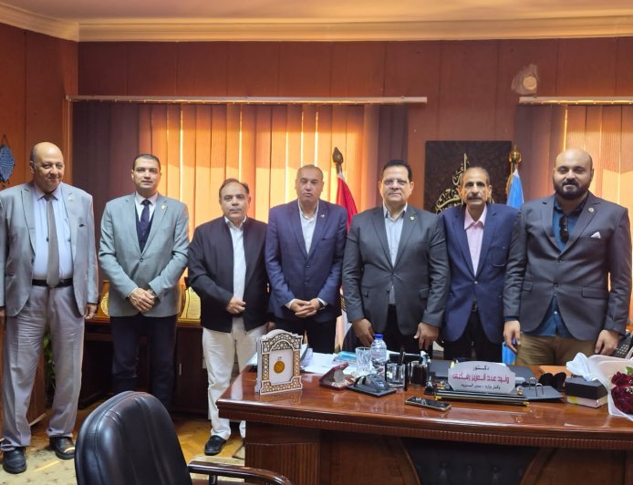 وفد مؤسسة رسالة السلام العالمية يهدي وكيل أول وزارة الشباب والرياضة بالإسكندرية كتابين للمفكر العربي علي الشرفاء الحمادي