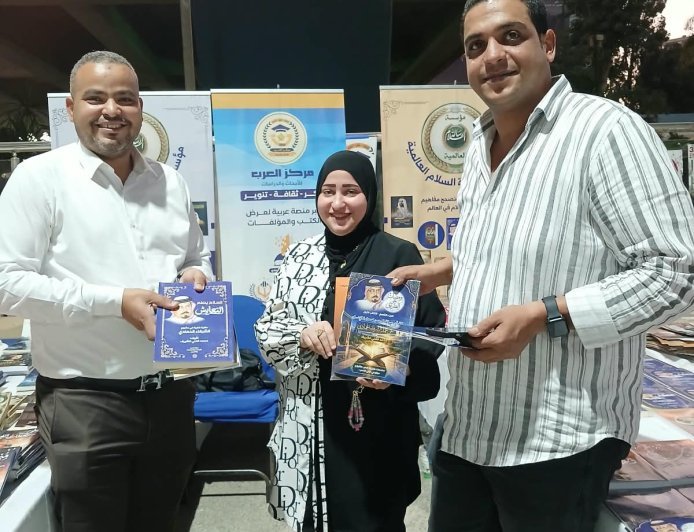 مسؤول تنسيق المشروعات التشاركية باتحاد الصناعات المصرية يزور جناح مؤسسة رسالة السلام بمعرض كتاب مركز شباب الجزيرة