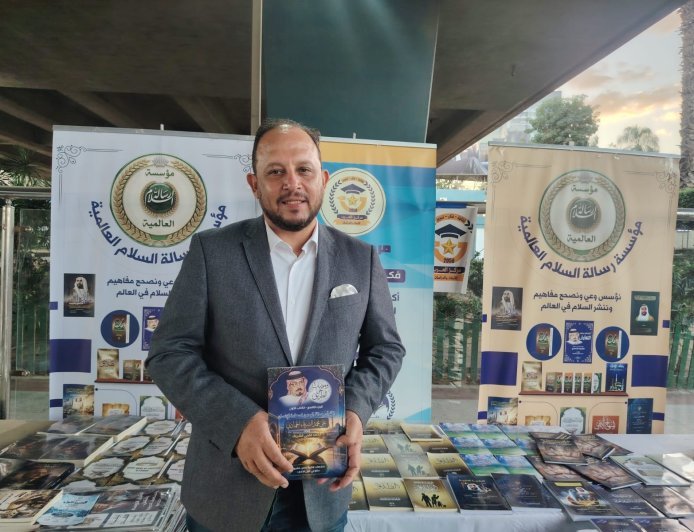 الباحث أسامة إبراهيم يزور جناح مؤسسة رسالة السلام بمعرض كتاب مركز شباب الجزيرة ويتعرف على فكر الشرفاء الحمادي