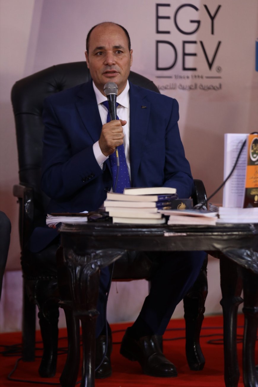 محمد فتحي الشريف يستعرض أبرز أفكار كتاب  «السلام يصنع التعايش» مقاربة فكرية في مشروع الشرفاء الحمادي بمعرض زايد للكتاب