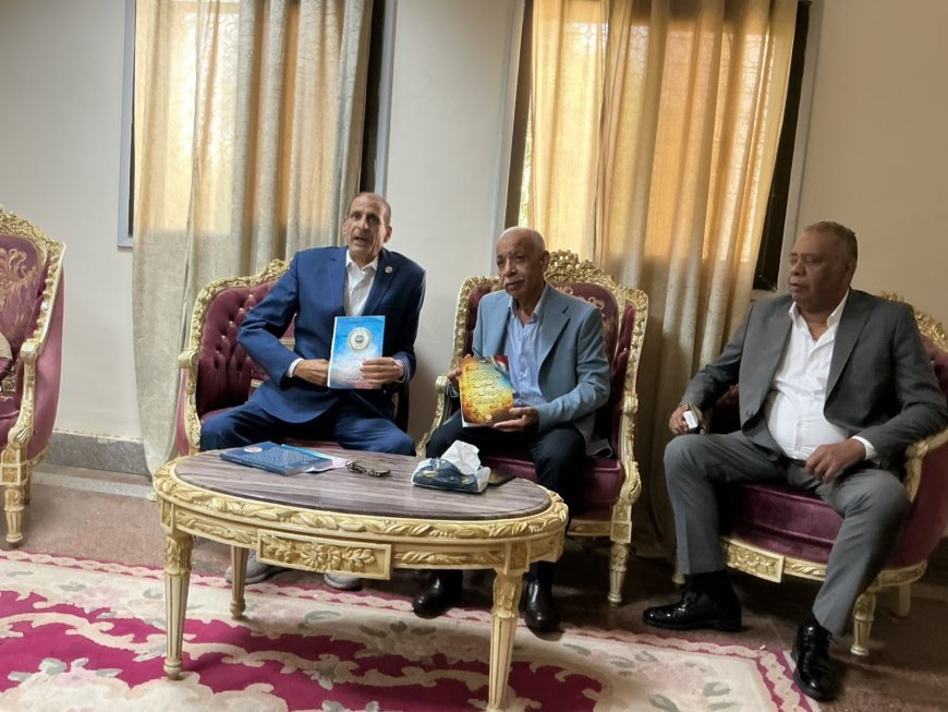 «رسالة السلام» توزّع مؤلفات علي الشرفاء على القيادات العمالية باحتفالات اكتوبر