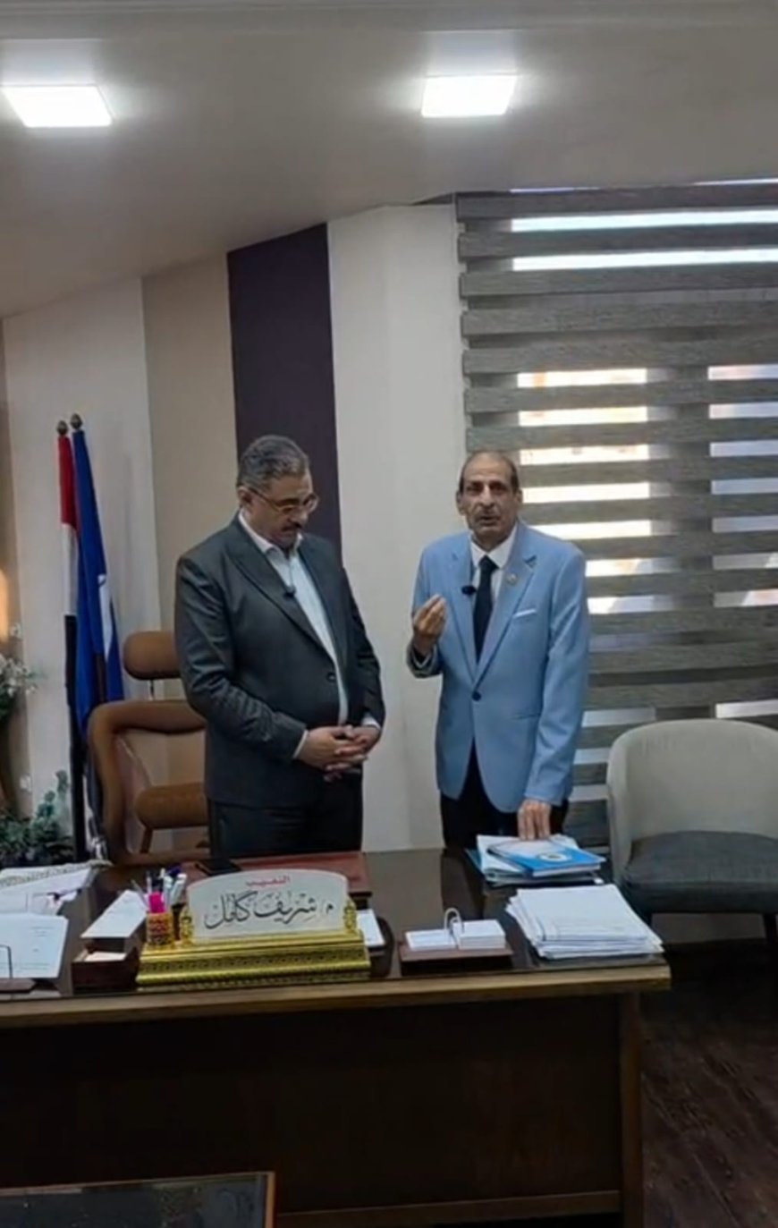 رئيس الهيئة الاستشارية لمؤسسة رسالة السلام العالمية يهدى كتاب "بقيادة مصر المعركة الأخيرة" لنقيب مهندسي رأس البر ودمياط