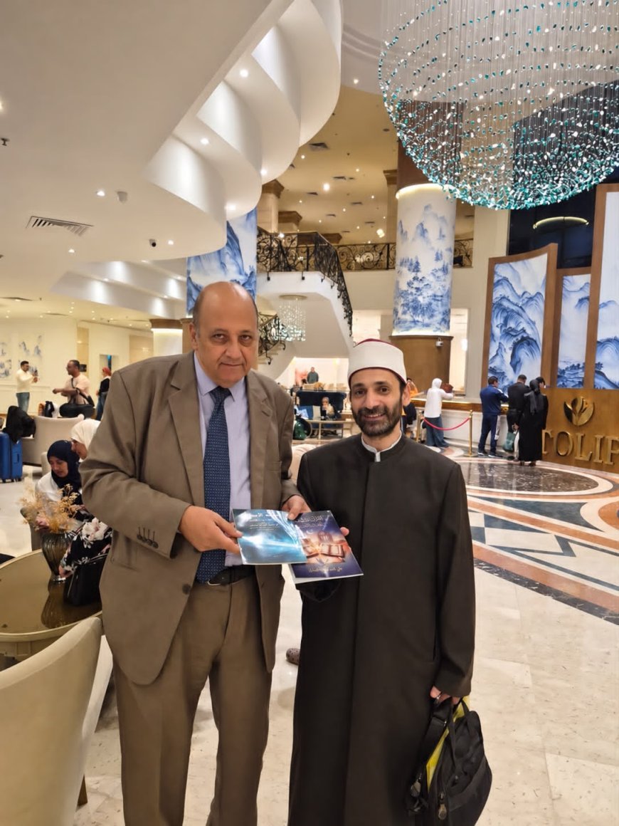 د. معتز صلاح الدين يلتقي أحد علماء الأزهر بالإسكندرية ويهديه كتابين للمفكر العربي علي الشرفاء الحمادي