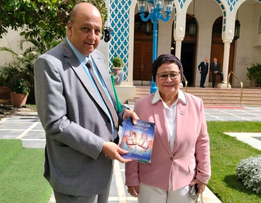 على هامش فعالية بجامعة الدول العربية.. رئيس مجلس أمناء مؤسسة رسالة السلام العالمية بالقاهرة يهدي مؤلفات المفكر  علي الشرفاء إلى د. عبلة الألفى نائب وزير الصحة المصري