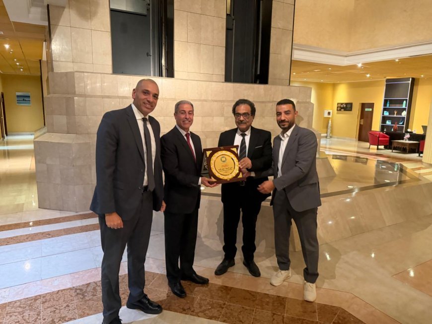 اتحاد الناشرين المصريين يُهدي درع الاتحاد لإدارة الصالون الدولي للكتاب بالجزائر تقديرًا لجهودها وتعزيزًا للعلاقات الثقافية بين مصر والجزائر